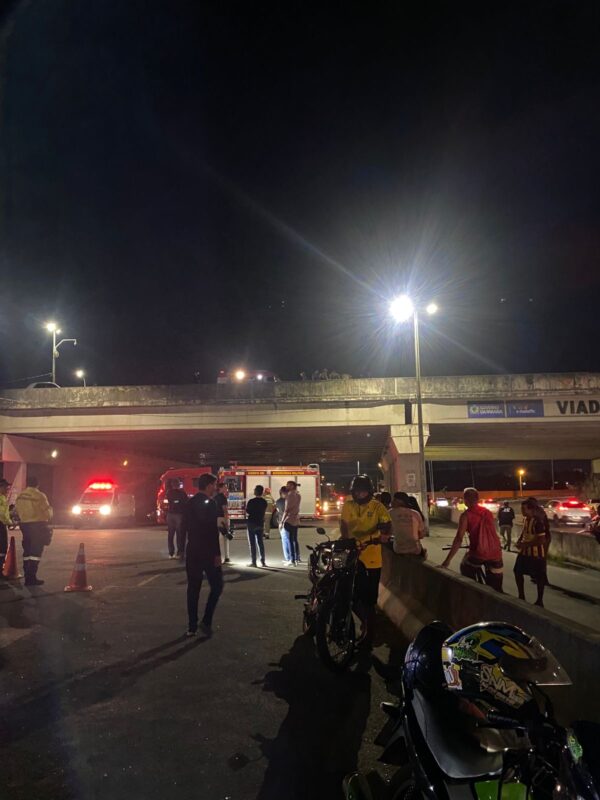 Homem pendurado no Viaduto do Geisel é resgatado após negociações Homem pendurado no Viaduto do Geisel é resgatado após negociações