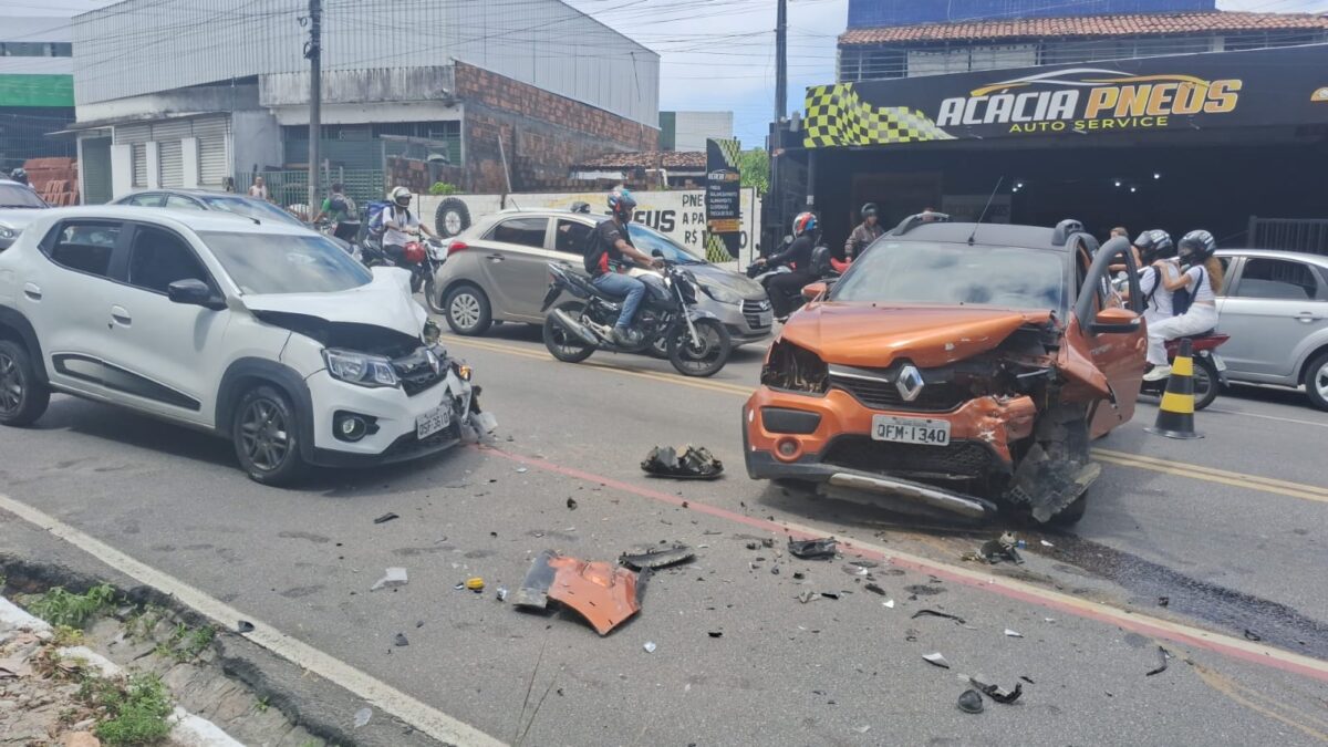 Acidente envolvendo dois carros bloqueia trânsito na ladeira do Cuiá, em João Pessoa acidente, carros, cuiá