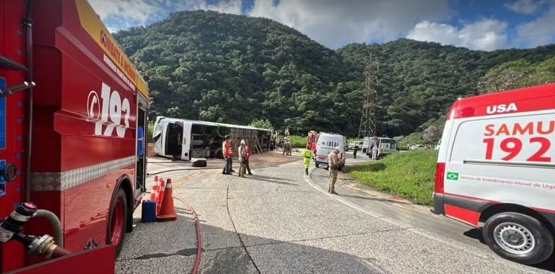 Ônibus a caminho do Beto Carrero World tomba e deixa feridos em Santa Catarina