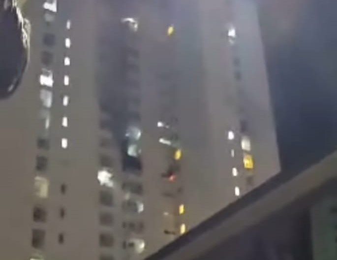 Incêndio em apartamento assusta moradores de edifício no Brisamar Incêndio em apartamento assusta moradores de edifício no Brisamar