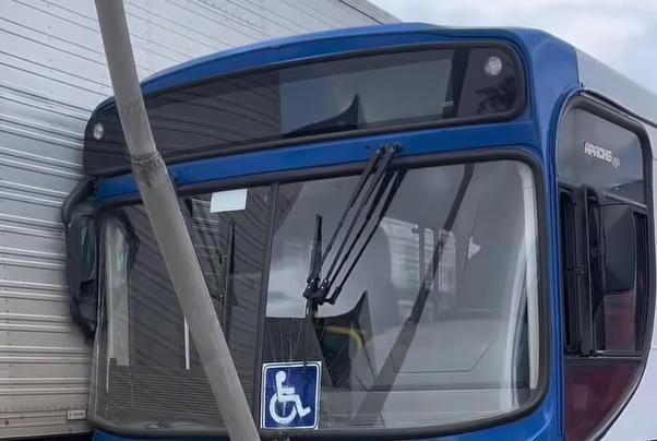 Motorista perde controle e colide ônibus contra poste e carreta na BR-101, em João Pessoa motorista, onibus, poste