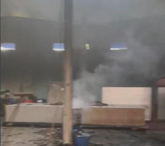 Incêndio de grandes proporções atinge fábrica de colchões em Campina Grande Incêndio de grandes proporções atinge fábrica de colchões em Campina Grande