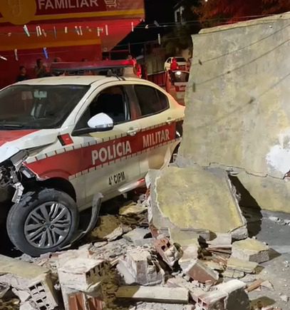 Viatura da Polícia Militar colide contra muro de casa durante perseguição em Bayeux Viatura da Polícia Militar colide contra muro de casa durante perseguição em Bayeux