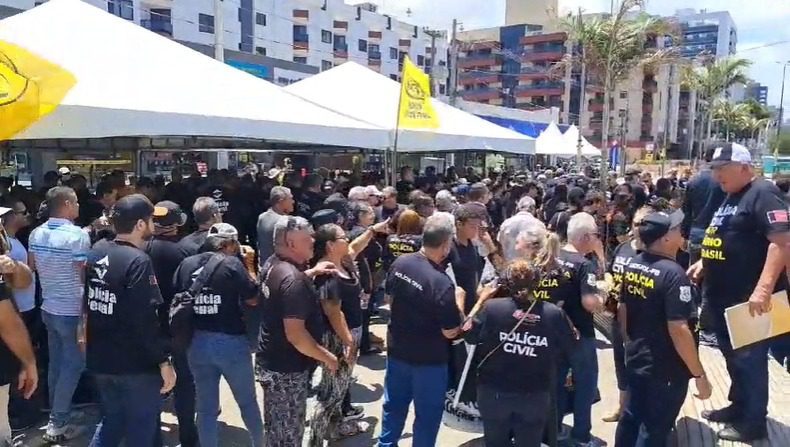 Policiais realizam protesto na Epitácio Pessoa por melhores salários e presidente da Aspol afirma que reajuste necessário é de "quase 100%" Policiais realizam protesto na Epitácio Pessoa por melhores salários e presidente da Aspol afirma que reajuste necessário é de "quase 100%"