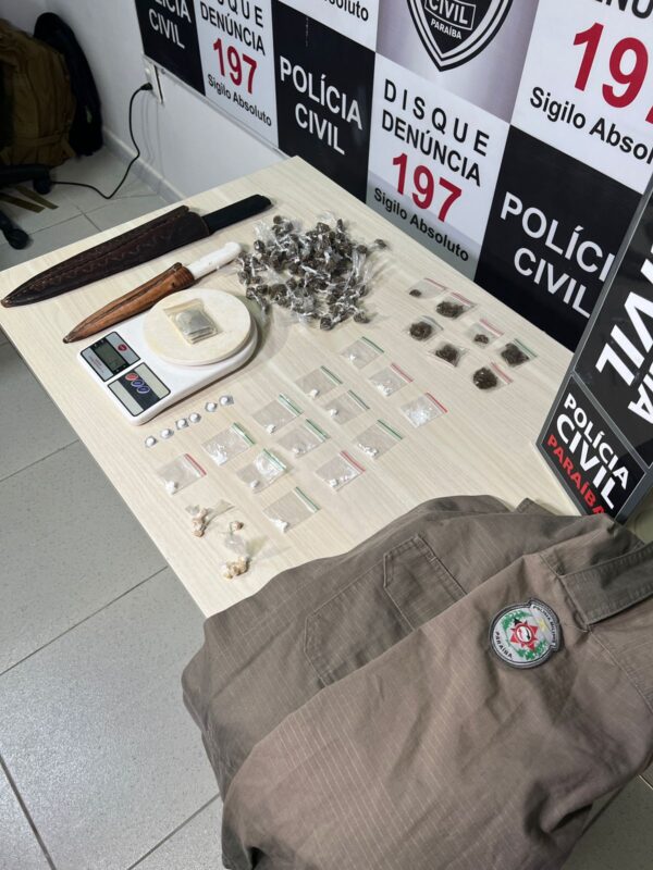 Suspeito de integrar facção criminosa é preso com drogas e uniforme falso da Polícia Militar no bairro Mário Andreazza Suspeito de integrar facção criminosa é preso com drogas e uniforme falso da Polícia Militar no bairro Mário Andreazza