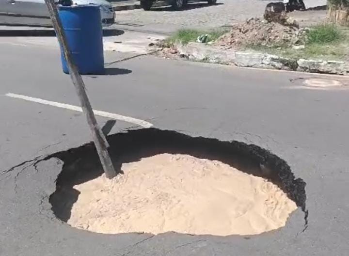 VÍDEO: cratera se abre em avenida no bairro Pedro Gondim, em João Pessoa avenida, cratera, joao pessoa