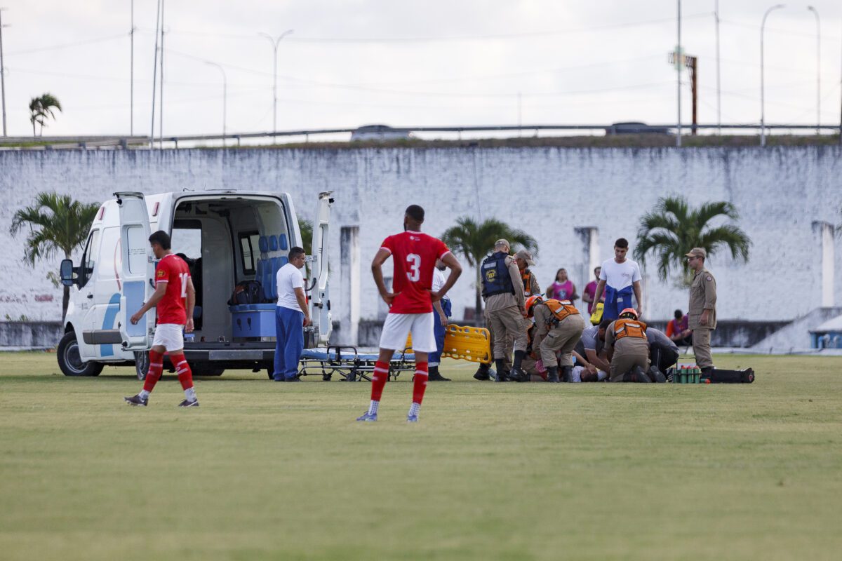 Igor Maduro é atendido em campo - Auto Esporte x Botafogo-PB