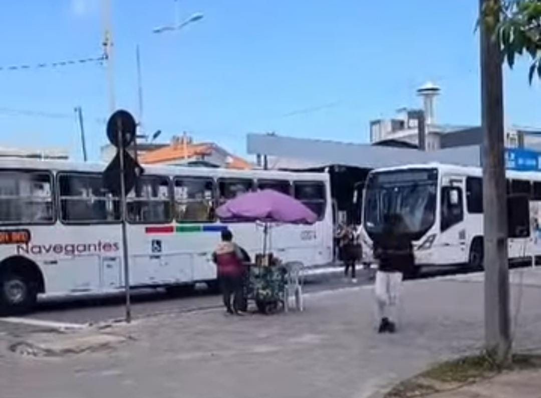 João Pessoa: motoristas de ônibus paralisam serviço e protestam por reajuste nos salários João Pessoa: motoristas de ônibus paralisam serviço e protestam por reajuste nos salários