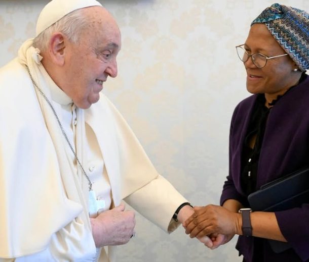 Papa Francisco sofre queda e tem braço imobilizado, informa Vaticano Papa Francisco sofre queda e tem braço imobilizado, informa Vaticano