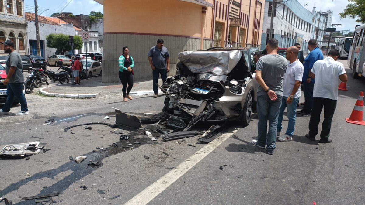 Motorista passal mal e colide carro na traseira de ônibus no Centro Histórico de João Pessoa