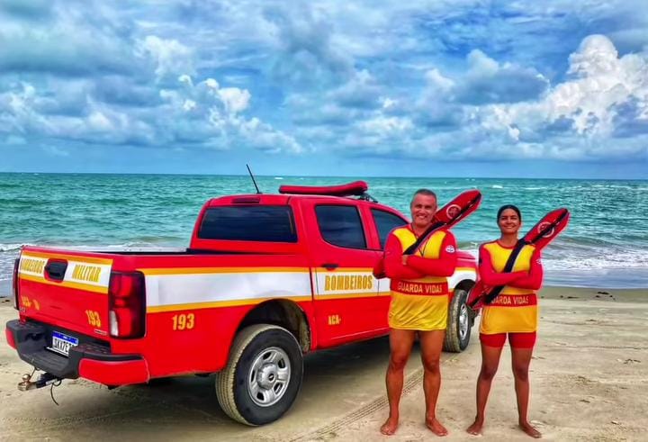 Jovens são resgatados pelo Corpo de Bombeiros após ficarem presos em banco de areia em praia de Lucena jovens, bombeiros, lucena