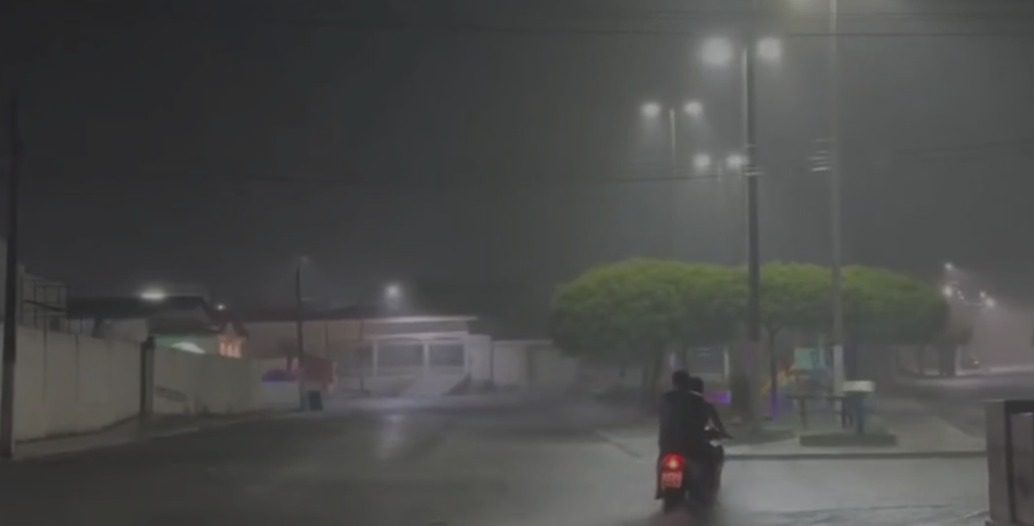 VÍDEOS: Sertão da Paraíba tem noite de chuva com registros de ruas alagadas Sertão