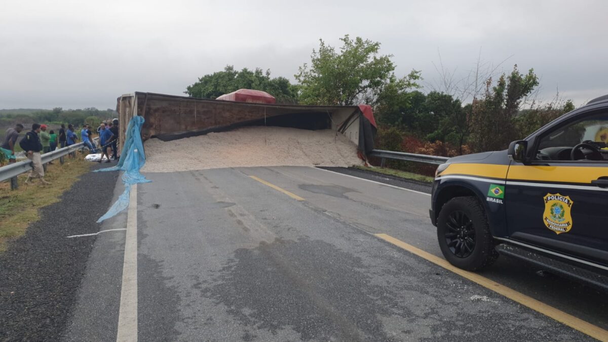 BR-230: colisão entre carro e caminhão deixa um morto em Pombal acidente