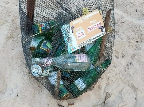 Associação alerta para uso de ninhos de tartarugas como lixeira, na Paraíba Ninho de tartarugas sendo utilizado como lixeira, em João Pessoa. (foto: reproduçãoi/@associacaoguajiru)