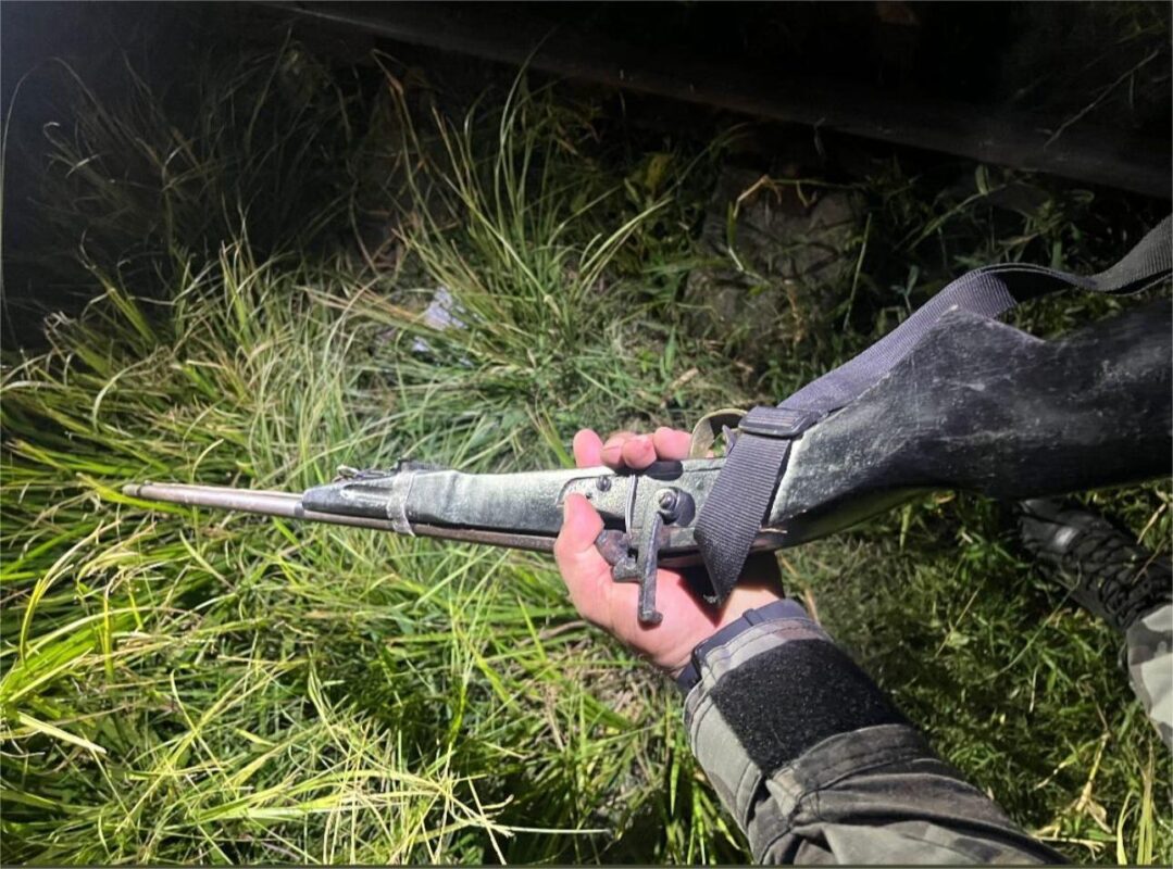 Polícia apreende armas de fogos próximo a linha do trem em Mandacaru Polícia apreende armas de fogos próximo a linha do trem em Mandacaru