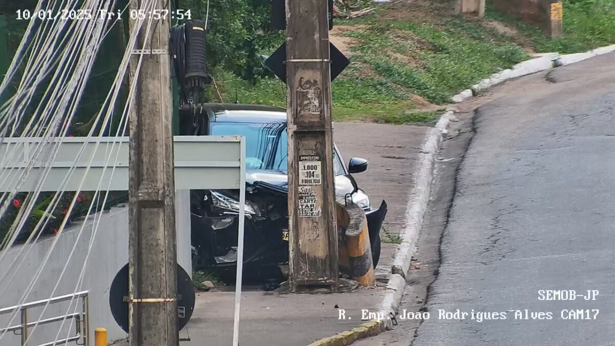 Carro bate de frente em poste na avenida principal dos Bancários Carro bate de frente em poste na avenida principal dos Bancários