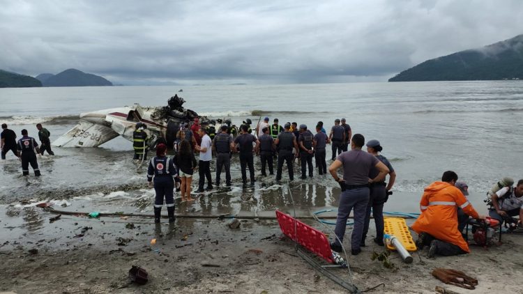 Queda de avião em Ubatuba: cinco pessoas estavam na aeronave e três foram atingidas em pista de skate Queda de avião em Ubatuba: cinco pessoas estavam na aeronave e três foram atingidas em pista de skate