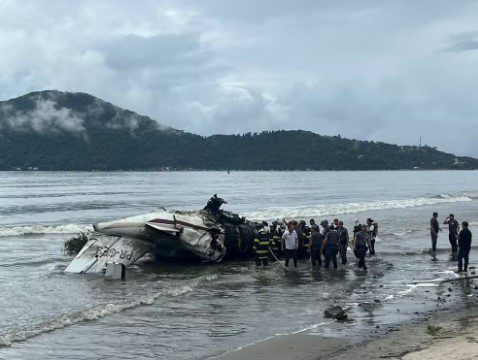 Avião que explodiu após ultrapassar pista em aeroporto de Ubatuba pertence a fazendeiro de Goiás; piloto morreu Avião de pequeno porte sofre acidente, em Ubatuba, no Litoral Norte de SP — Foto: João Mota/TV Vanguarda