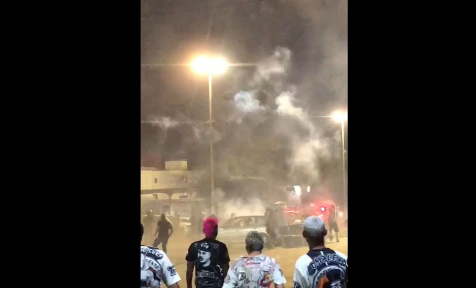 Confusão entre torcidas organizadas do Belo é registrada do lado de fora do Almeidão Confusão entre torcidas organizadas do Belo é registrada do lado de fora do Almeidão