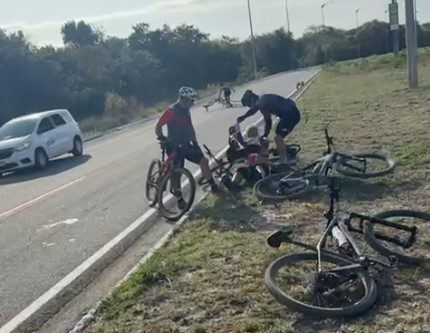 Motorista atropela dois ciclistas na PB-008 e foge em seguida Motorista atropela dois ciclistas na PB-008 e foge em seguida