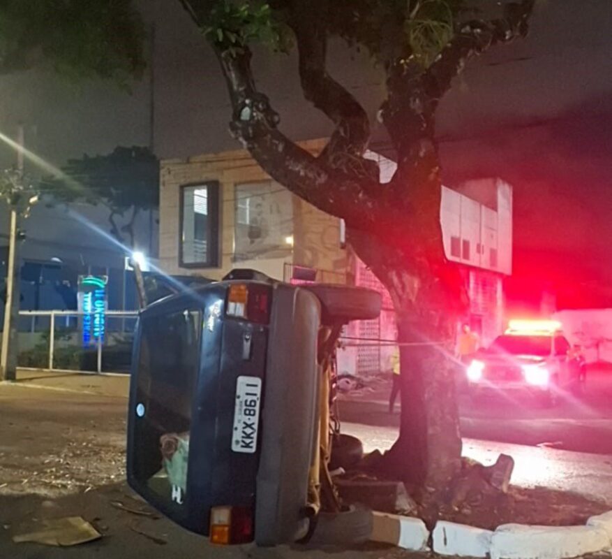 Veículo tomba no Centro de João Pessoa; motorista teve ferimentos leves Veículo tomba no Centro de João Pessoa; motorista teve ferimentos leves