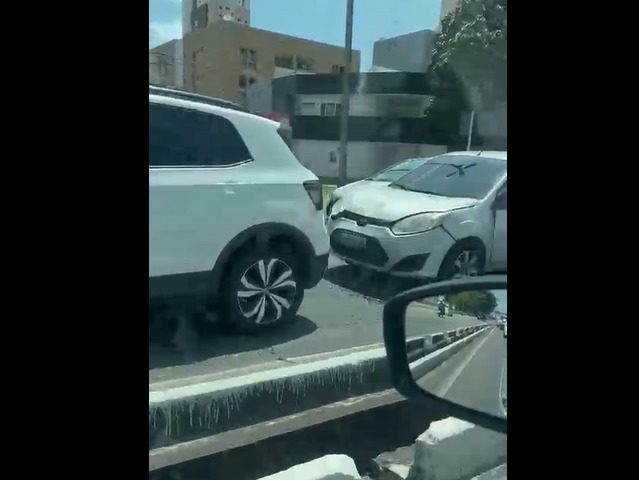 Cinco veículos colidem na BR-230 entre João Pessoa e Cabedelo Cinco veículos colidem na BR-230 entre João Pessoa e Cabedelo