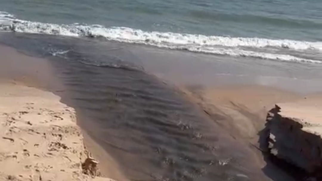 Internauta flagra despejo irregular de esgoto em praia de Manaíra, em João Pessoa esgoto manaíra joão pessoa