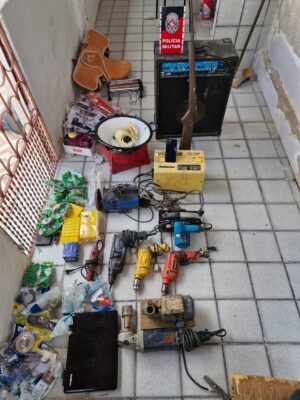 Com o homem, também foi encontrada uma arma com adulterada de calibre indefinido.