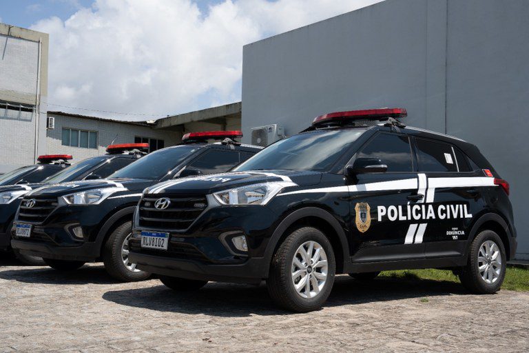 Polícia Civil prende oito pessoas durante operação Patos; Cerca de R$ 18 mil e mais de 30 kg de drogas foram apreendidos Viatura da Polícia Civil