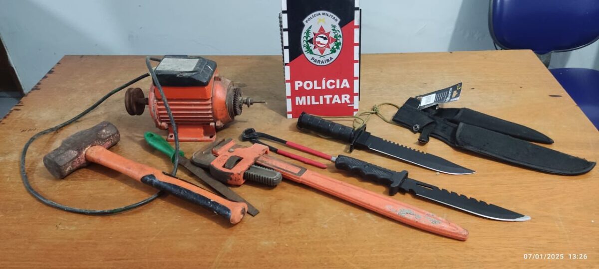 Homem é preso por receptação de objetos roubados e manter diversas aves silvestres em cativeiro Homem é preso por receptação de objetos roubados e manter diversas aves silvestres em cativeiro