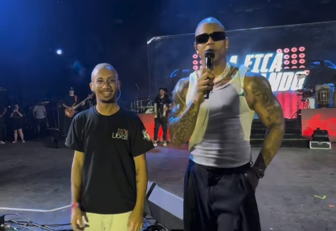VÍDEO: intérprete de Libras viraliza ao dançar desafio em show de Léo Santana na Paraíba Léo Santana e intérprete de libras em show na Paraíba. (foto: reprodução/redes sociais) paraíba