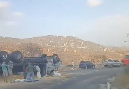 Caminhão tomba durante a noite na Serra do Teixeira; motorista teve escoriações leves Caminhão tomba durante a noite na Serra do Teixeira; motorista teve escoriações leves