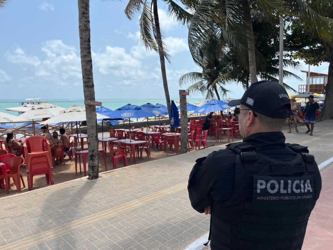 Ministério Público Federal acompanha fiscalização na orla de Cabedelo; operação notifica bares por loteamento da faixa de areia Ministério Público Federal acompanha fiscalização na orla de Cabedelo; operação notifica bares por loteamento da faixa de areia