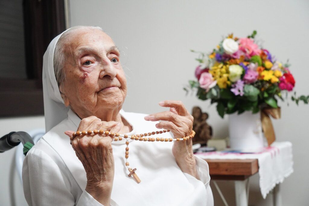 Aos 116 anos, freira brasileira é considerada a pessoa mais velha do mundo Aos 116 anos, freira brasileira é considerada a mulher mais velha do mundo