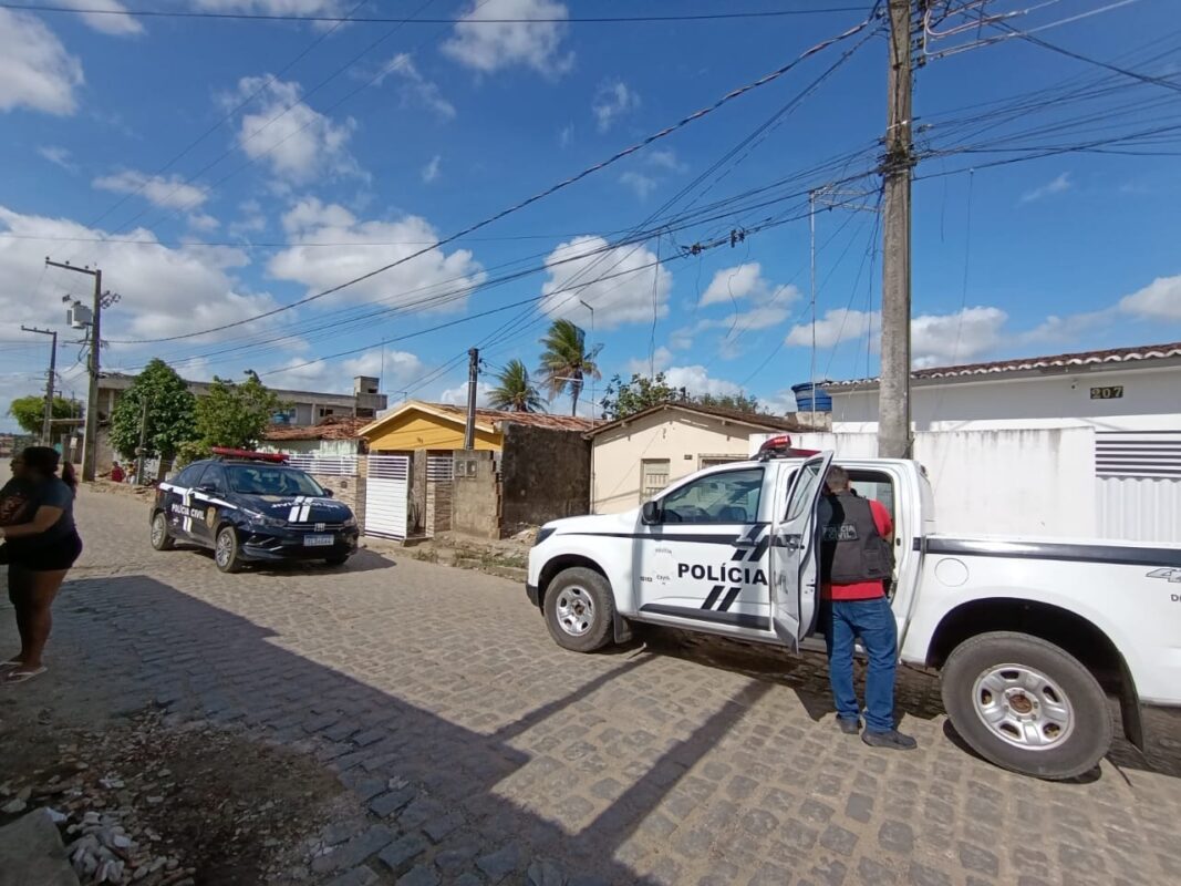 Após denúncias, dupla é presa por suspeita de vários roubos em Mamanguape Após denúncias, dupla é presa por suspeita de vários roubos em Mamanguape