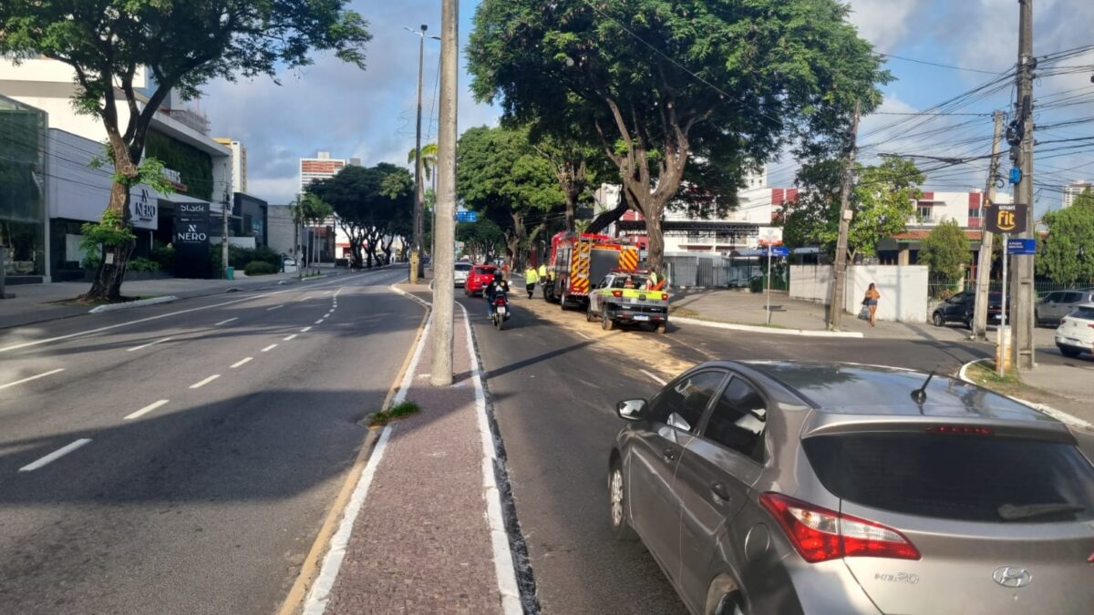 Derramamento de óleo causa transtornos na avenida Epitácio Pessoa Epitácio