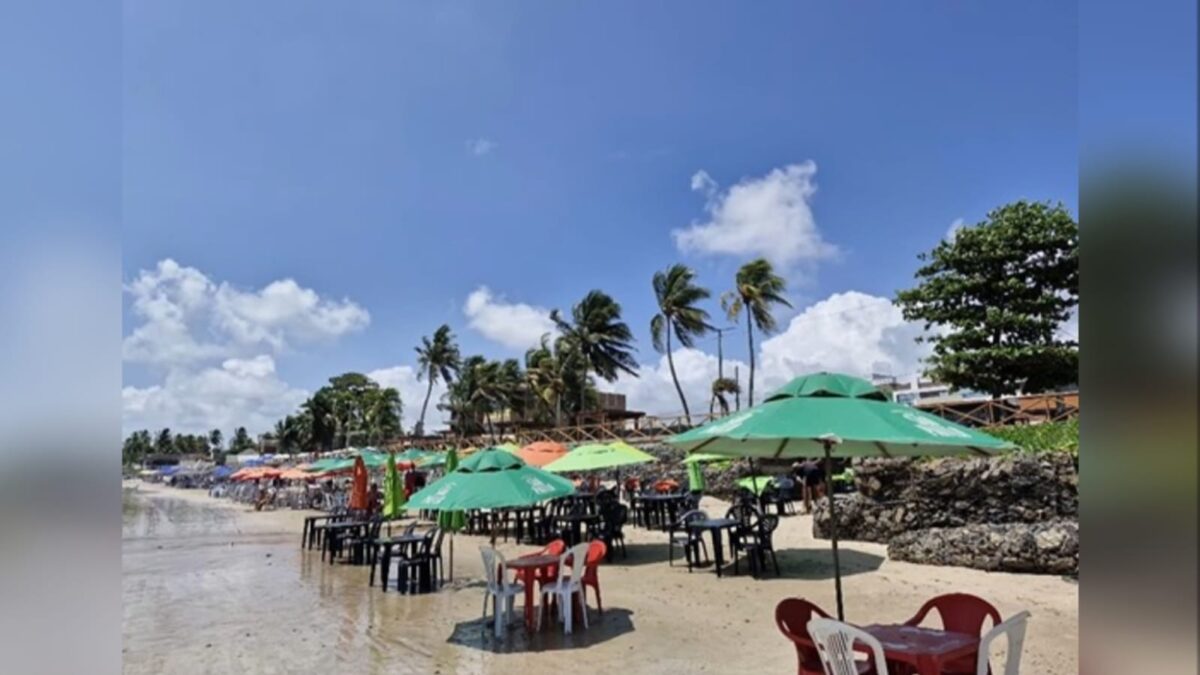 Desembargador denuncia "loteamento" de praia em Cabedelo: "foi tomada por comerciantes. DESISTA" praia, poço, lotaçao comerciantes