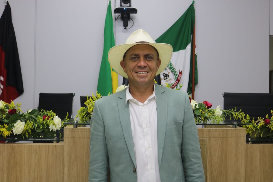 Após confusão na Câmara de Santa Rita, Epitácio Viturino atribui manobra a grupo inconformado: "8 não ganha para 11 em canto nenhum" Vereador Epitácio Viturino, eleição, santa rita, confusão