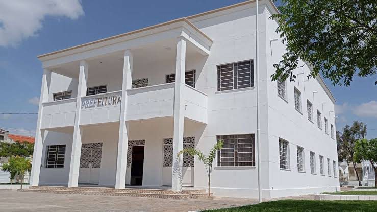 “Help”: nova prefeita, Corrinha Delfino, batiza Prefeitura de Cajazeiras como “Casa Branca” TCE intima ex-prefeito de Cajazeiras para explicar irregularidades em terceirização de mão de obra e pede extinção de contrato de mais de R$ 5 milhões