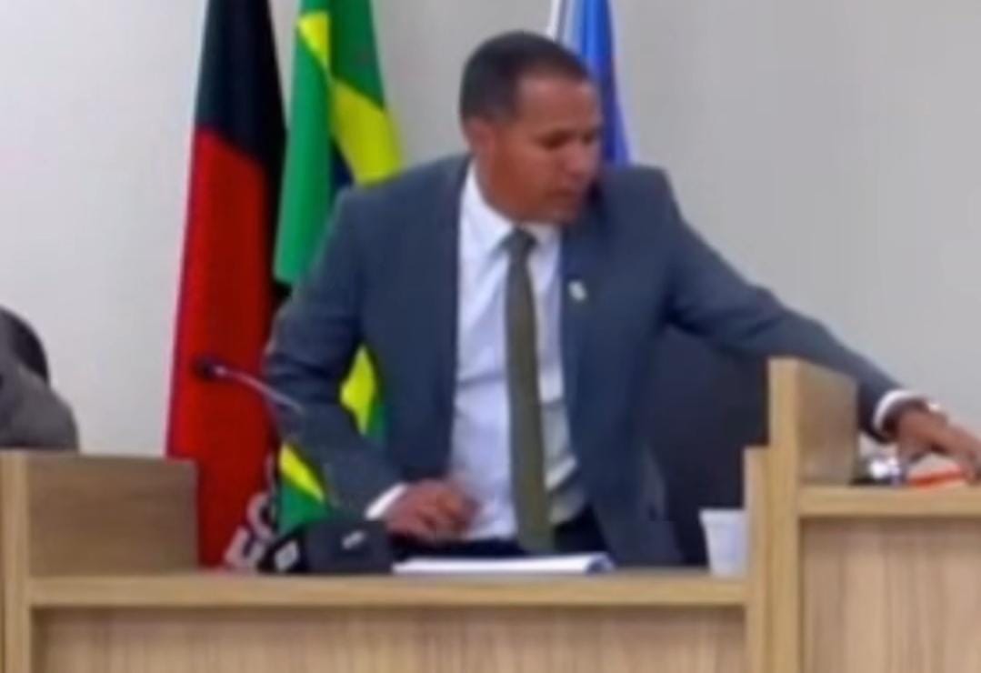 VÍDEO: em sessão de posse, vereador quase cai da cadeira e arranca risos de colegas, na Paraíba Conde vereadores