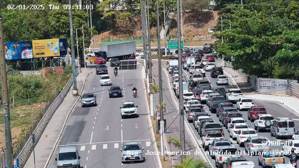 Pane em veículo deixa trânsito engarrafado em João Pessoa