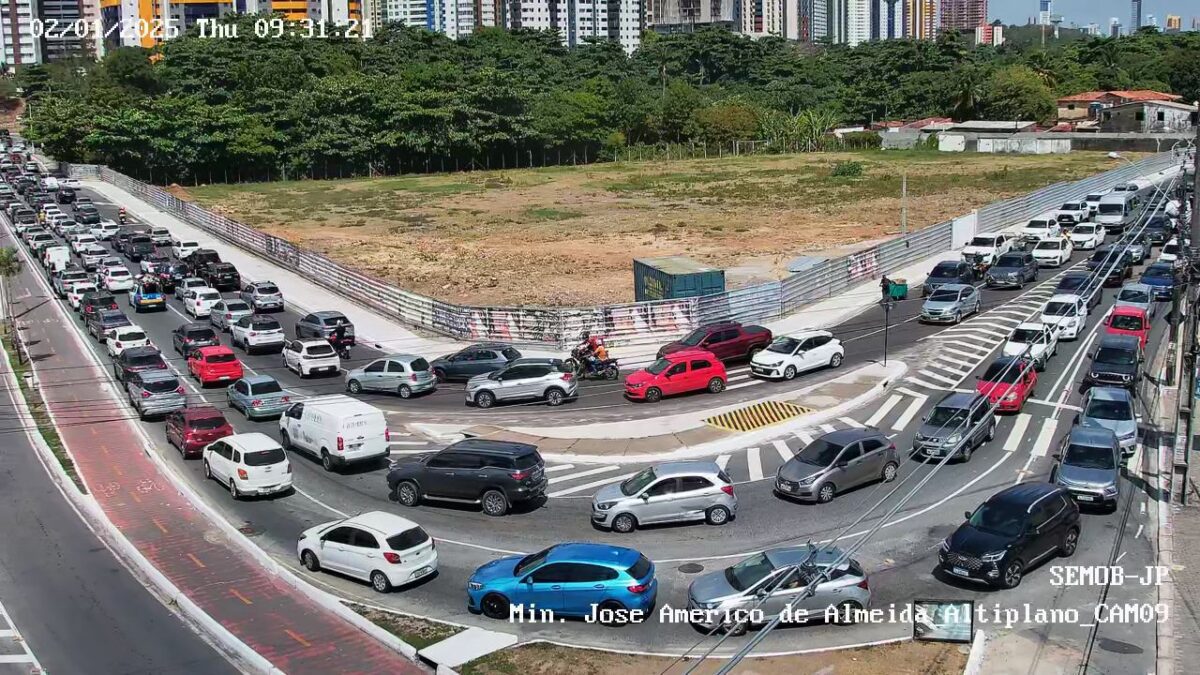 Pane em veículo deixa trânsito engarrafado em João Pessoa trânsito