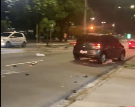 Acidente entre carro e moto deixa uma pessoa morta e uma ferida nos Bancários Uma pessoa morreu e outra ficou ferida em um acidente de trânsito