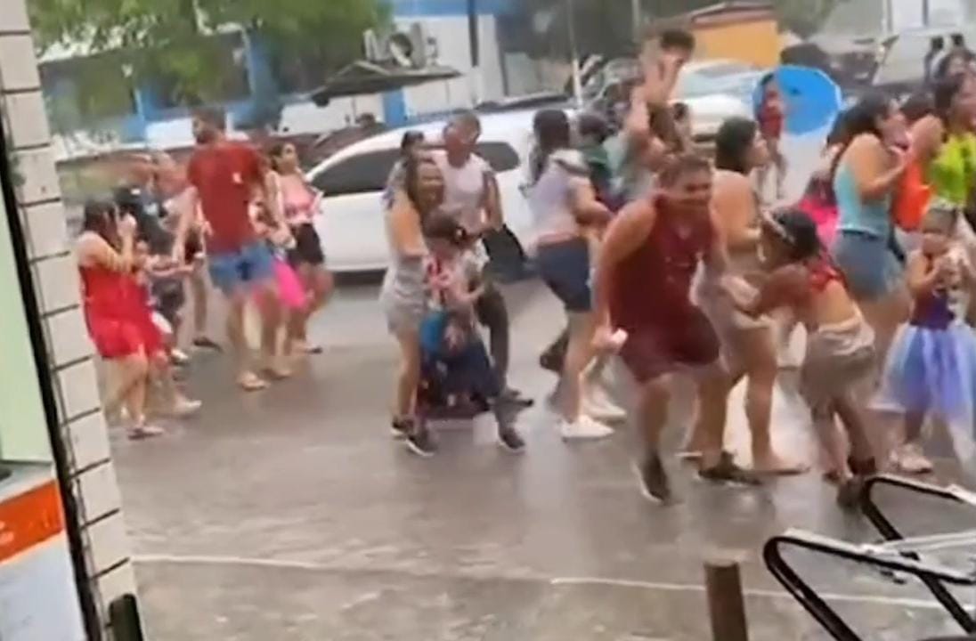 VÍDEO: raio cai próximo a desfile de bloco de Carnaval em Alagoa Grande e assusta foliões Raio