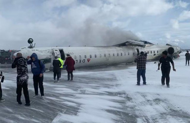 Avião capota durante pouso em pista com neve no Canadá e deixa feridos avião, pouso, canadá