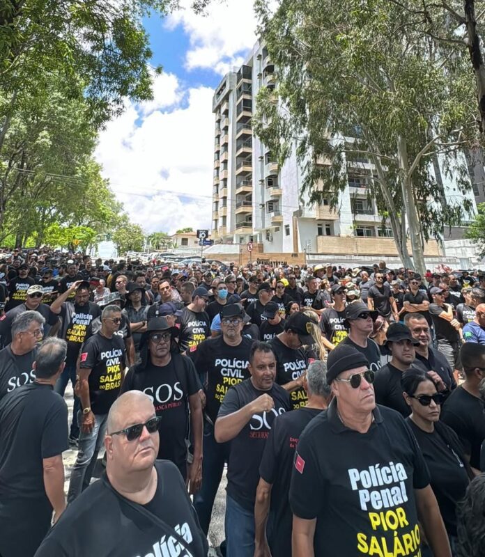 Ameaça de greve: policiais se reúnem em frente à Granja Santana e protestam por reajuste salarial Policiais se reúnem em frente à Granja Santana e protestam por reajuste salarial