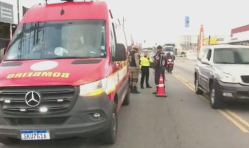 Colisão entre carro e moto deixa casal ferido na principal do Geisel, em João Pessoa acidente geisel
