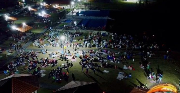 Condomínio Fazenda Real I realiza luau no próximo sábado O Condomínio Fazenda Real I, localizado no município de Pedras de Fogo, realiza, no próximo sábado (15), a partir das 18h, mais uma edição do seu Luau, evento iniciado em 2024, mas já consolidado no calendário de eventos do empreendimento, que é um dos principais condomínios de campo da Paraíba. O evento, direcionado para condôminos e convidados, será animado pelo cantor Matheus Jacobino. O luau acontecerá no gramado da área de lazer do condomínio. No local, também haverá animação para adultos e criança; com a presença de animadores; food de trucks; fogueira e milho assado, para distribuição entre participantes; além da presença de comerciantes locais vendendo produtos, como forma de fortalecer a economia local. Mais informações: (83) 99366-4551. O sindico do Fazenda Real I, Luciano Pereira, destaca que nessa edição o luau será Solidário, com arrecadação de alimentos para serem doados a famílias carentes da região. “O evento também não usa recurso de taxa ordinária e sim de saldo de eventos anteriores e doações”, observou o síndico. Luciano Pereira destaca a importância dos eventos sociais para promover a interação entre os condôminos, familiares e a sociedade em geral. “Todo movimento que promova a união dos moradores é sempre muito bem-vindo. No caso desse luau, que tem o viés solidário, além da confraternização, ainda vamos ajudar quem precisa, o que vai ser melhor ainda”, avalia. Luciano ressalta ainda a importância da organização para o sucesso administrativo do Fazenda Real I. “Fazer planejamento, com cronograma completo das atividades de integração e os custos previstos facilita a organização e amplia as chances de sucesso dos eventos. Felizmente temos tido êxito em todos os nossos projetos no condomínio”, finaliza.