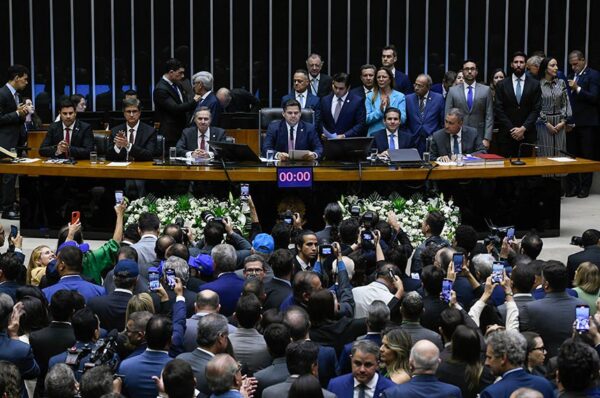 Hugo Motta diz que Lula precisa apresentar o dever de casa e cortar gastos Hugo Motta diz que Lula precisa apresentar o dever de casa e cortar gastos