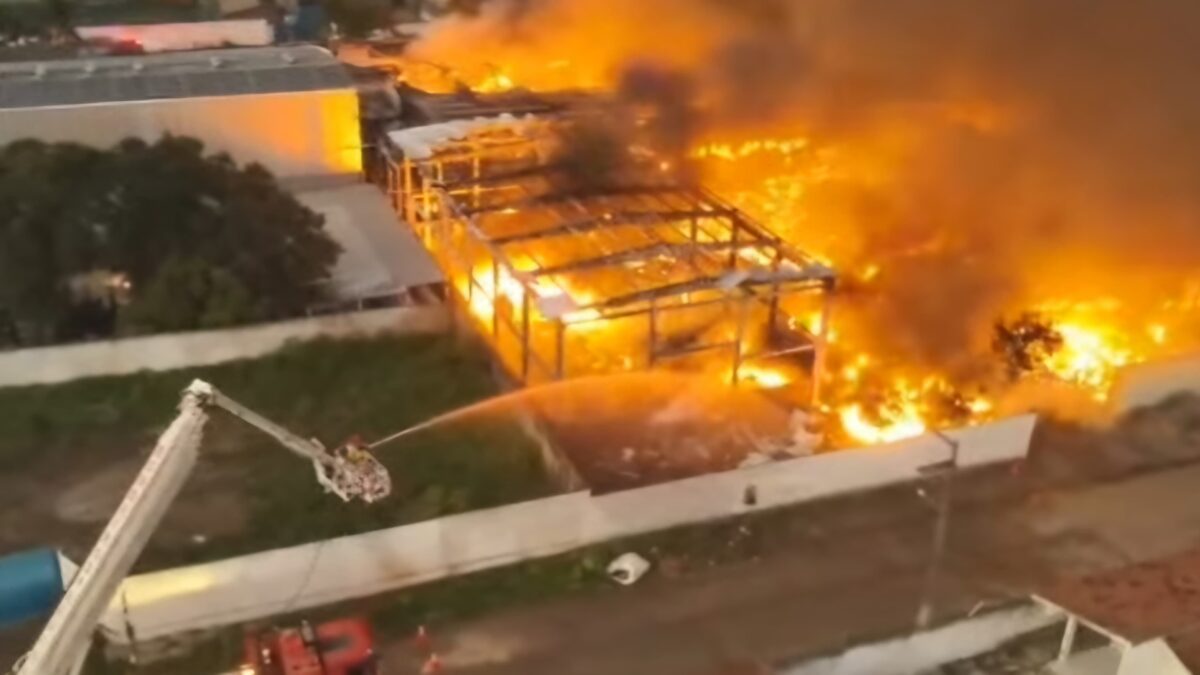 VÍDEO: incêndio destrói fábrica em Santa Rita Incêndio de grandes proporções foi registrado em Santa Rita. (foto: divulgação/Bombeiros Militar da Paraíba)
